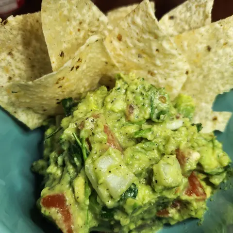 Guacamole con totopos